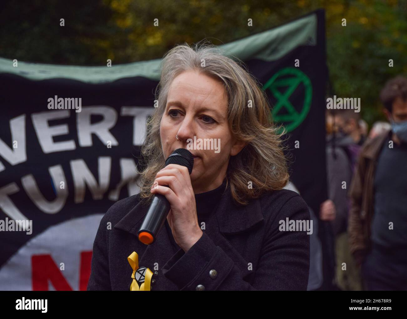 Londres, Royaume-Uni.13 novembre 2021.Extinction Gail Bradbrook, cofondateur de la rébellion, parle au Lincoln's Inn Fields.Extinction les manifestants de la rébellion ont défilé dans la ville de Londres, perturbant le Lord Mayor's Show en signe de protestation contre l''échec de la COP26. Banque D'Images