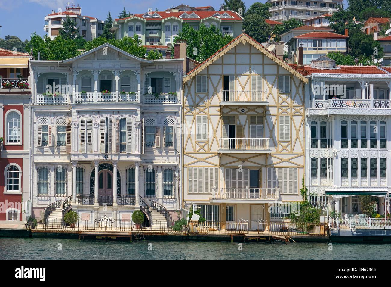 Architecture en Turquie les magnifiques palais en bois d'Istanbul sur le détroit du Bosphore Banque D'Images