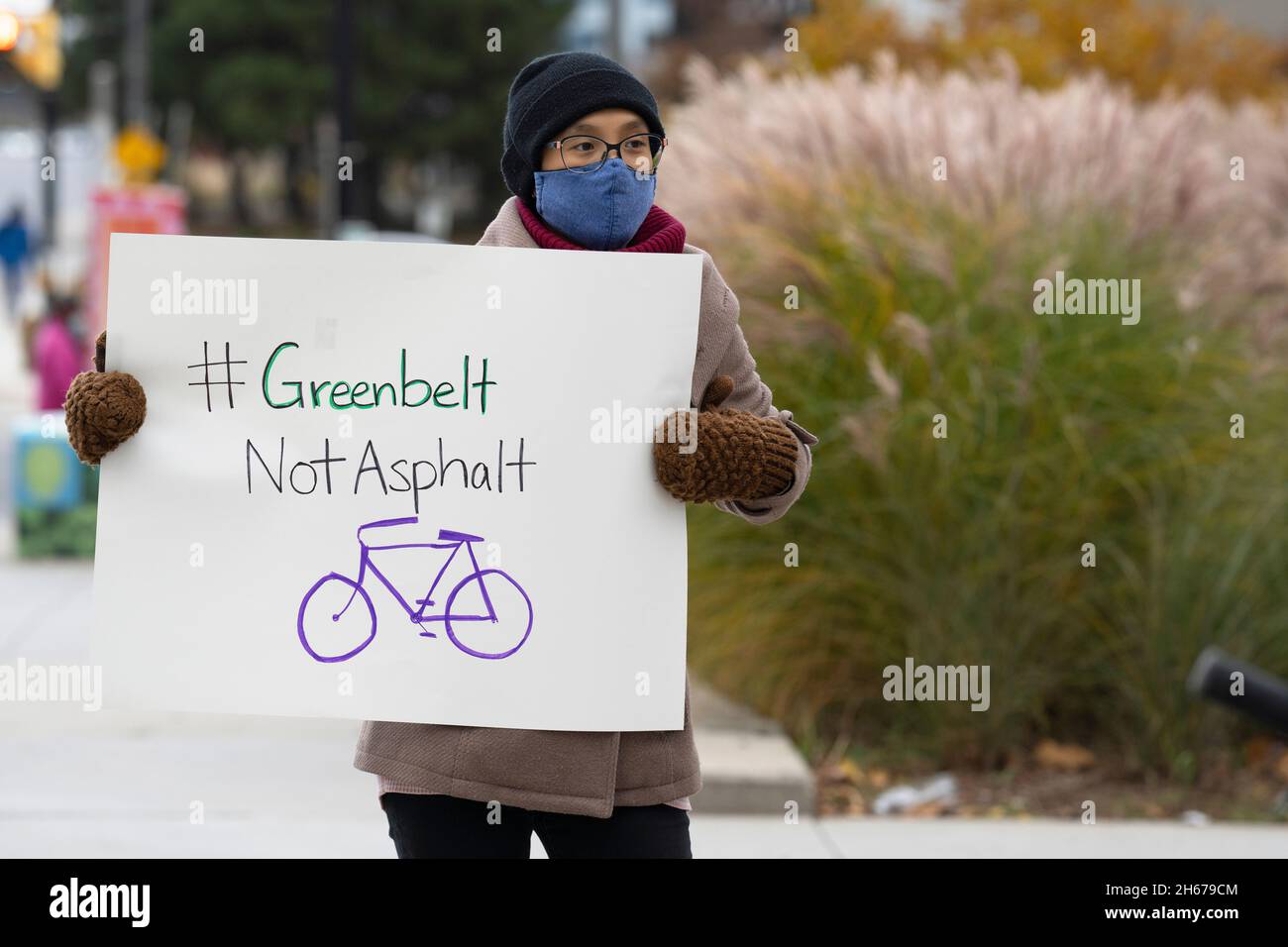 Une jeune femme tient un panneau pour protester contre le projet de route 413, Journée d'action Arrêt 413 de l'Ontario et sauver la ceinture de verdure, le 13 2021 novembre Banque D'Images