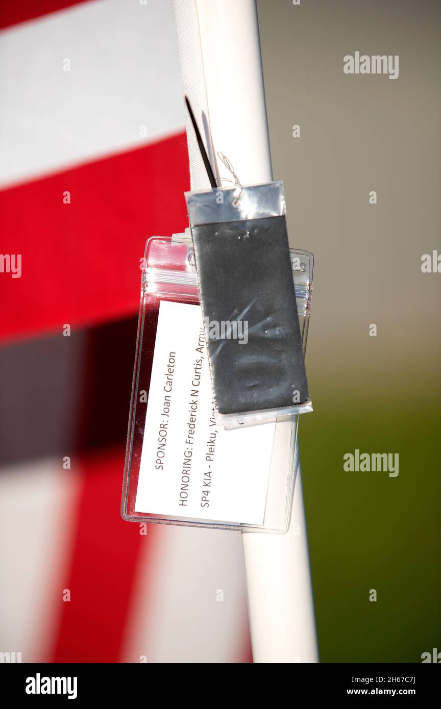 Une étiquette dédiée à un soldat au champ d'honneur de Dennis (Cape Cod, Massachusetts).Un hommage de la Journée des anciens combattants à ceux que h servi.400 drapeaux américains Banque D'Images