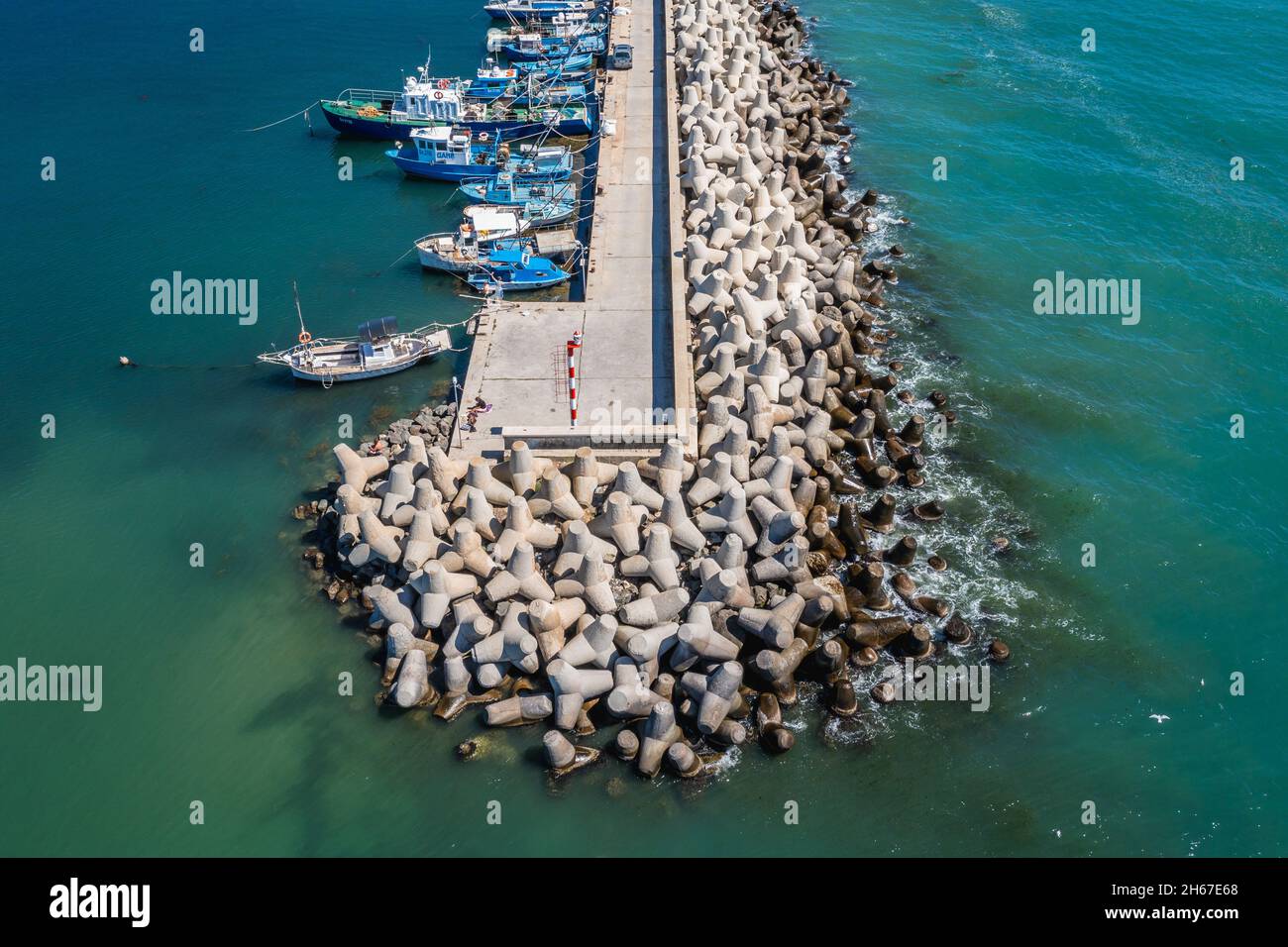 Vue de drone sur la digue dans le port de la ville de Byala et station balnéaire dans l'est de la Bulgarie, située sur la côte bulgare de la mer Noire dans la province de Varna, Bulgarie Banque D'Images