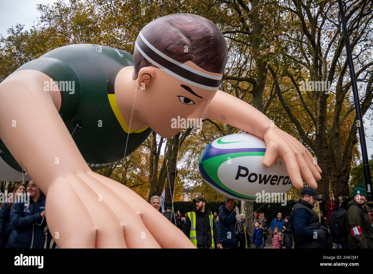 Le club de rugby irlandais de Londres et Powerday flottent au Lord Mayor's Show, Parade, procession, Londres, Royaume-Uni.Joueur de rugby gonflable géant, ballon Banque D'Images