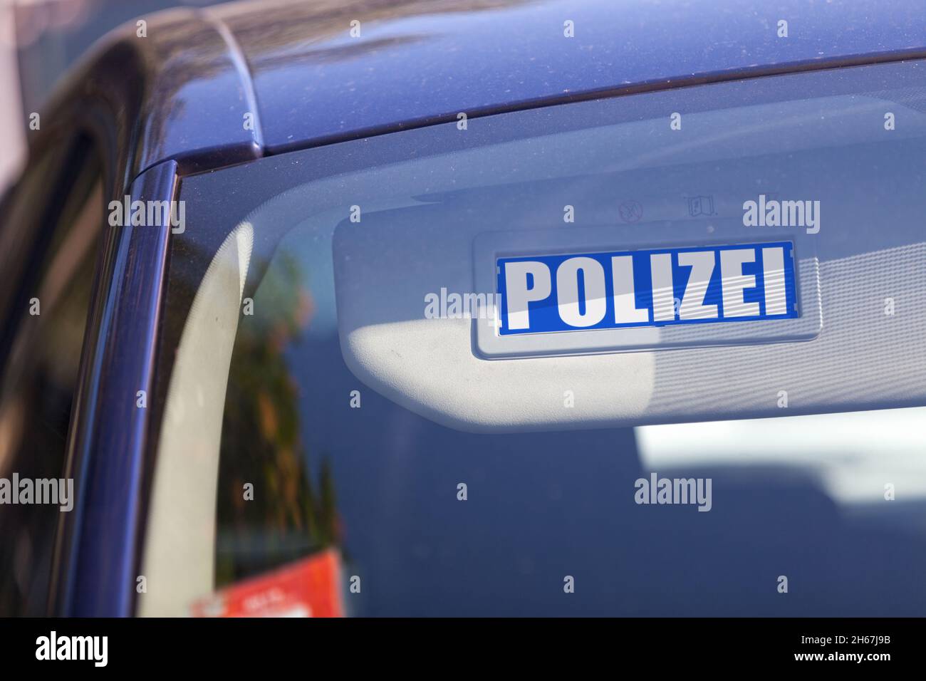 Visière avec panneau de police allemand. Banque D'Images