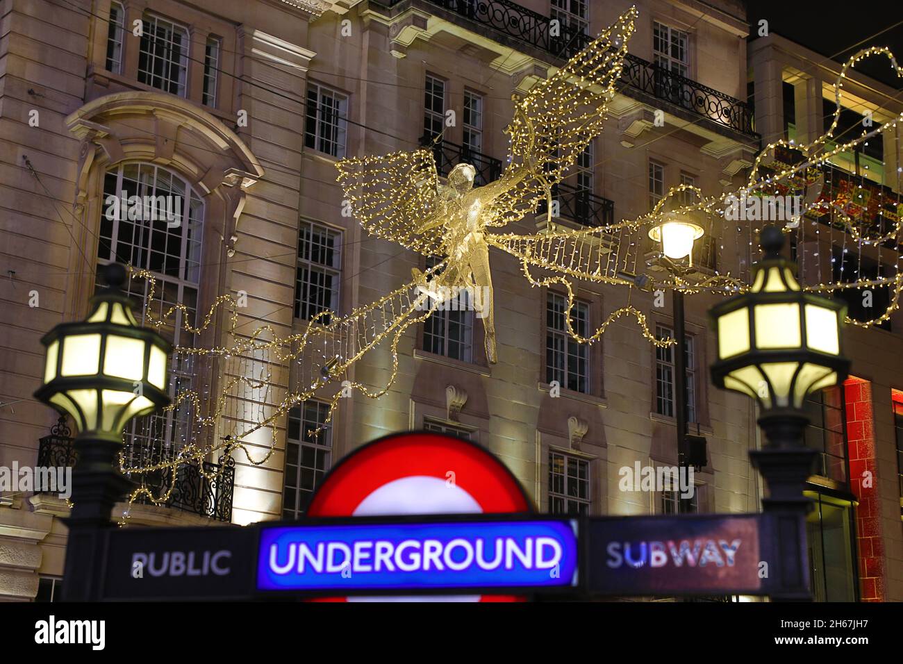Londres, Royaume-Uni.13 novembre 2021.Angel en forme de décorations de Noël à Regent Street à Londres, Angleterre crédit: Paul Brown/Alay Live News Banque D'Images