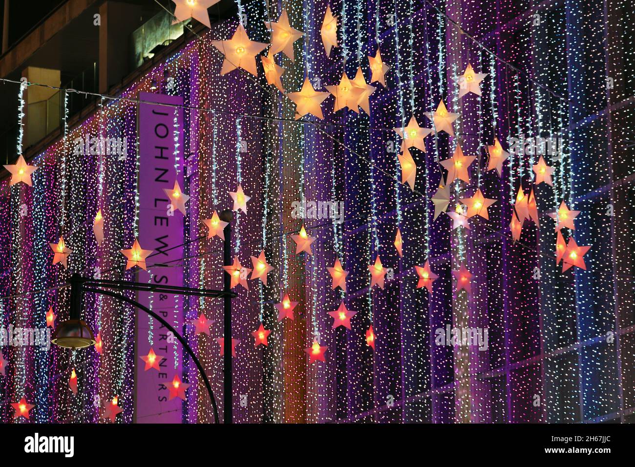 Londres, Royaume-Uni.13 novembre 2021.Décorations de Noël en forme d'étoile à Oxford Street et John Lewis grand magasin à Londres, Angleterre crédit: Paul Brown/Alay Live News Banque D'Images