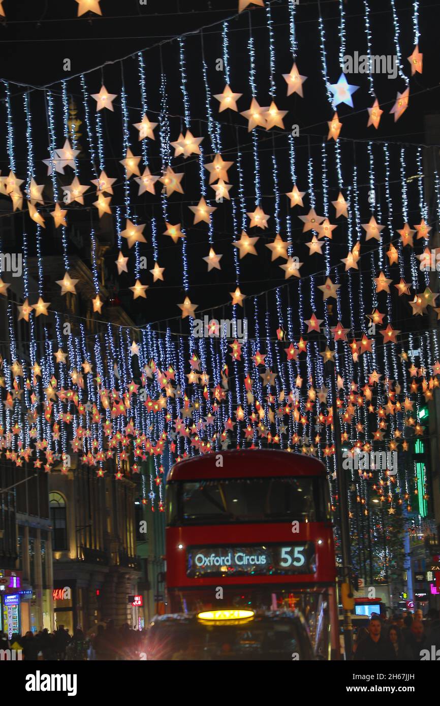 Londres, Royaume-Uni.13 novembre 2021.Décorations de Noël en forme d'étoile à Oxford Street à Londres, Angleterre crédit: Paul Brown/Alay Live News Banque D'Images