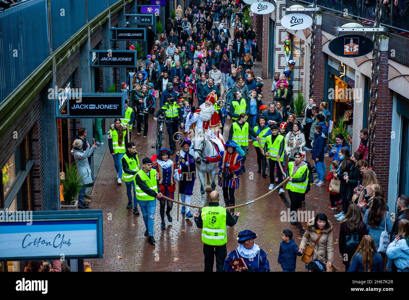 Saint-Nicolas arrive avec son cheval blanc appelé Ozosnel. Le premier samedi après le 11 novembre, les Sinterklaas vêtus de rouge et de blanc (St.Nicholas) arrivez avec grand fanfare à plusieurs villes néerlandaises.À Nijmegen, la légende à barbe blanche fait son entrée dans la ville à cheval blanc à travers le centre-ville.Après des années de protestation contre la forme traditionnelle de Zwarte Piet ou Black Pete, un assistant de St Nicholas qui apparaît habituellement comme un personnage de blackface avec de grandes boucles d'oreilles d'or et des lèvres exagérées, l'année dernière l'organisation a décidé de changer ce look, et a introduit le nouveau h Banque D'Images