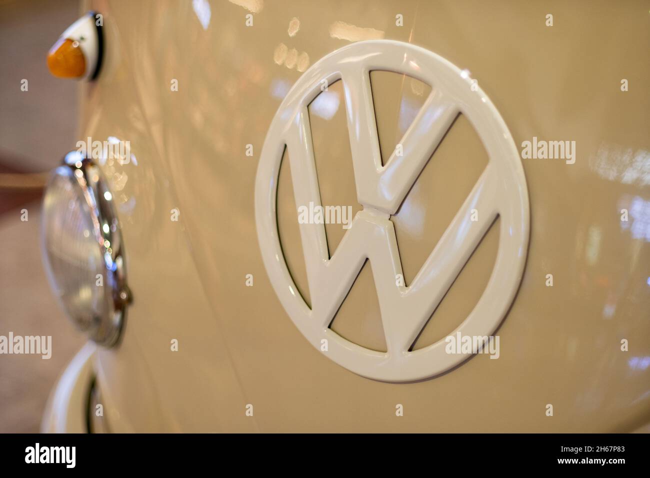 Izmir, Turquie - 21 juin 2021 : gros plan d'un logo Volkswagen sur un microbus volkswagen. Banque D'Images