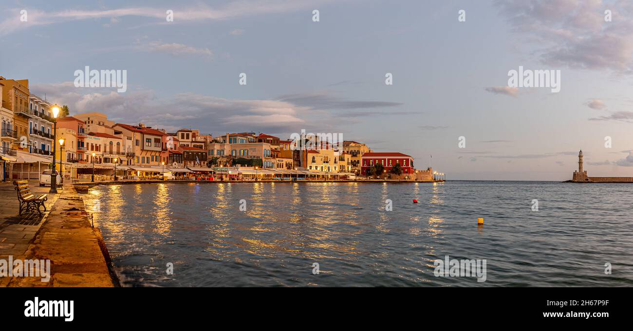 Lever du soleil à l'heure d'or au port vénitien de Chania avec vue sur la baie et le phare, Crète, Grèce, 13 octobre 2021 Banque D'Images