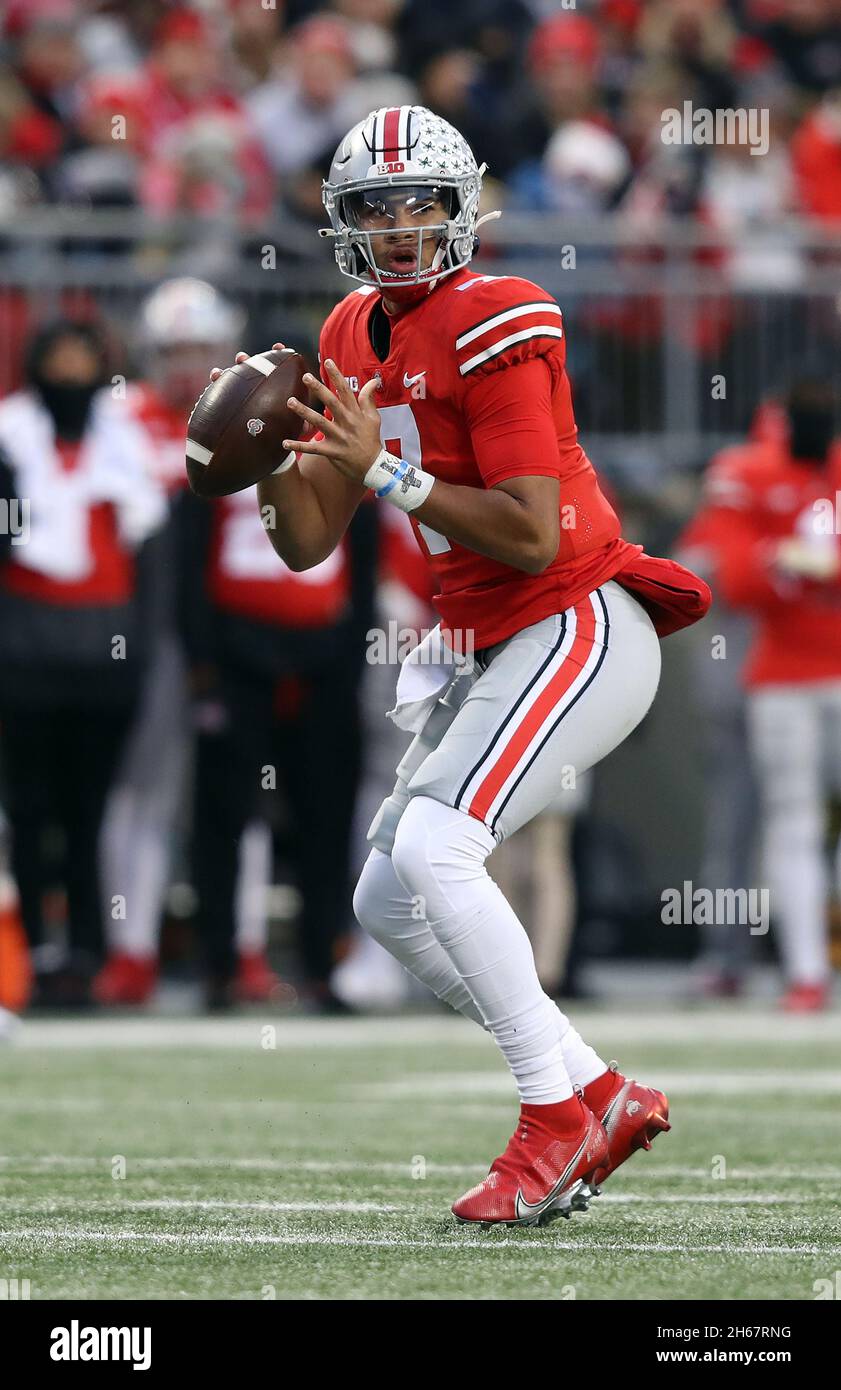 Columbus, États-Unis.13 novembre 2021.Juge en chef de l'État de l'Ohio, BuckeyesStroud (7) cherche à jeter un col contre Purdue Boilermakers dans la première moitié à Columbus, Ohio, le samedi 13 novembre 2021.Photo par Aaron Josefczyk/UPI crédit: UPI/Alay Live News Banque D'Images