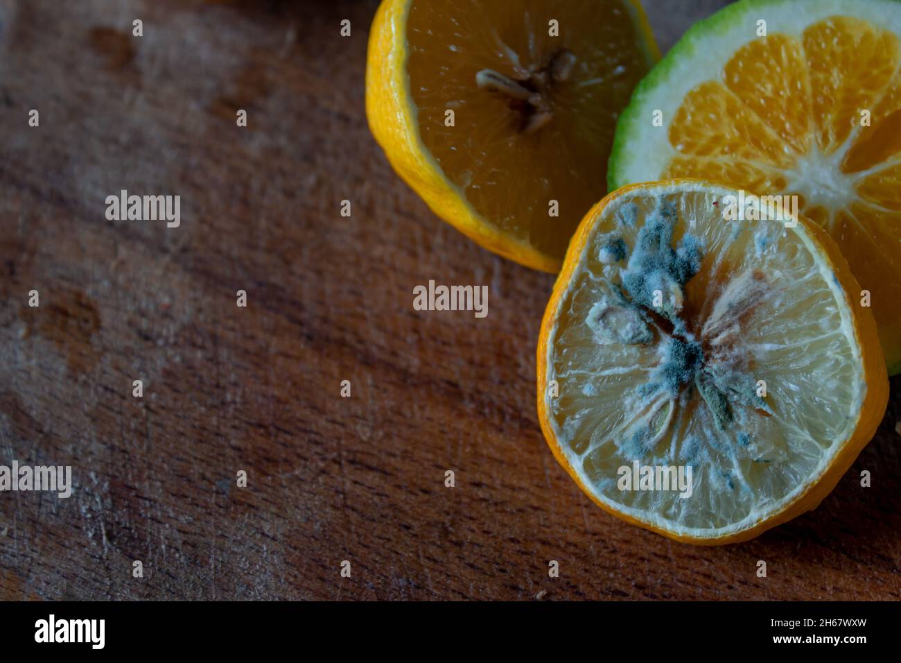 Sur une planche à découper en bois, moitié des tranches de citron vert et de citron vert frais Banque D'Images