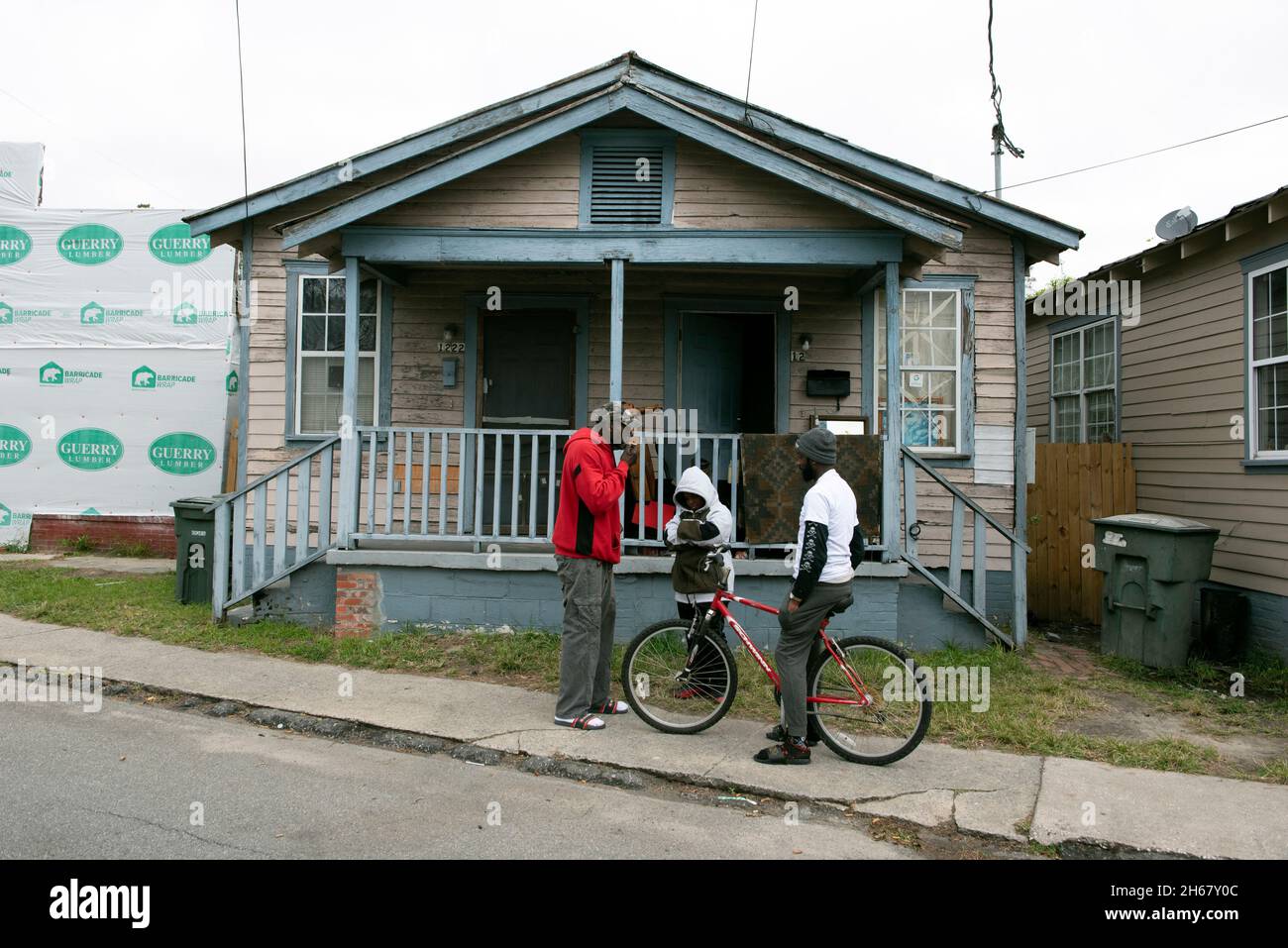 Savannah, Géorgie, États-Unis.30 octobre 2021.Les résidents de la région passent le temps dans le quartier à faible revenu de Savannah, Géorgie (Credit image: © Robin Rayne/ZUMA Press Wire) Banque D'Images