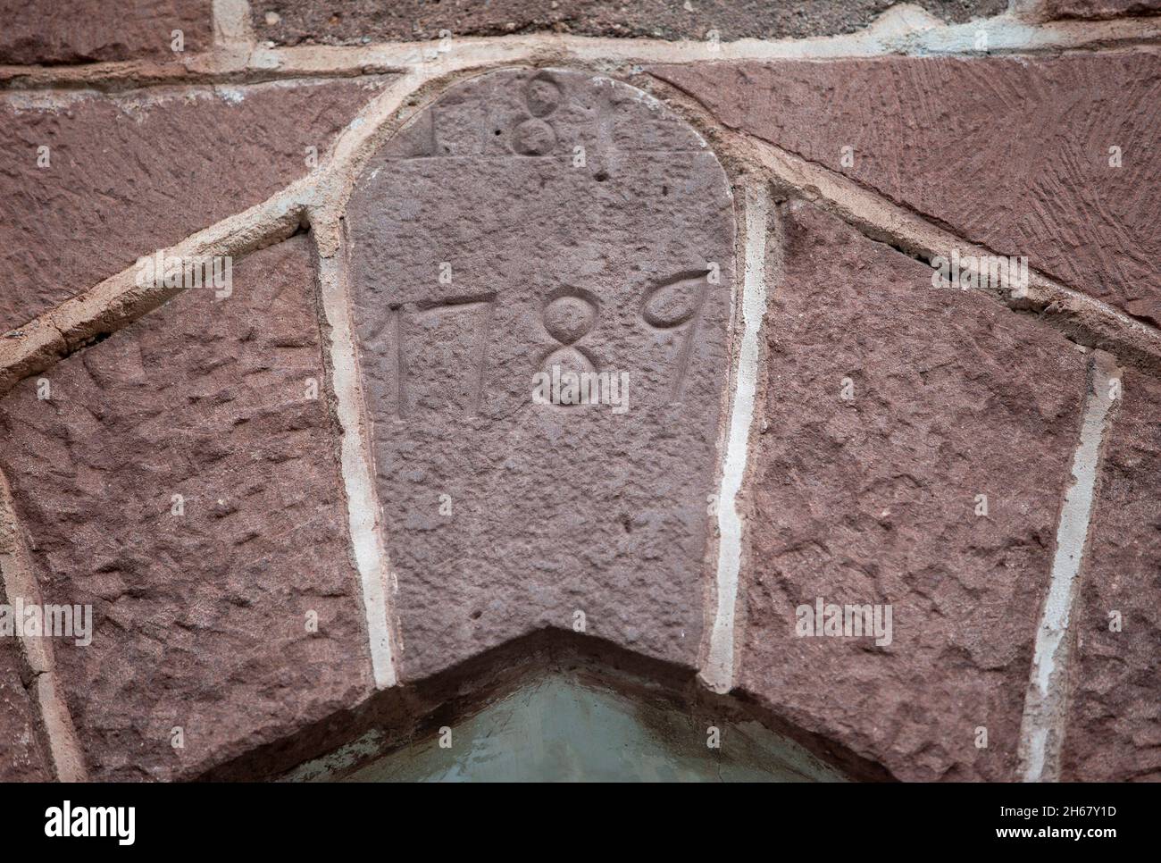 Date inscrite sur le mur de l'ancienne église de pierre dans la rivière Upper Saddle, NJ Banque D'Images