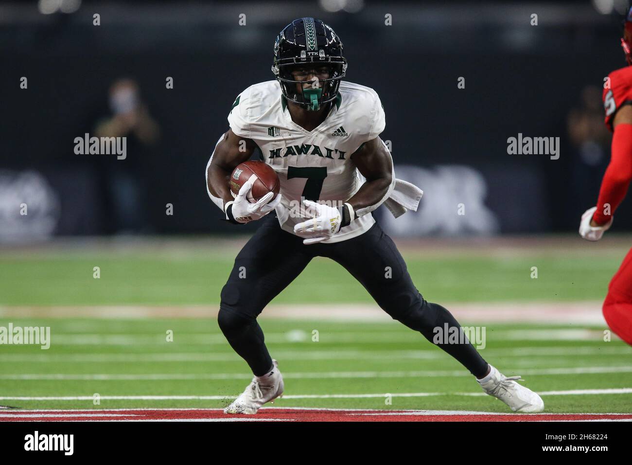 13 novembre 2021 : les Hawaii Warriors qui ont fait le retour Calvin Turner Jr. (7) cherche une salle de course pendant le match de football NCAA avec les Hawaii Warriors et les UNLV Rebels au stade Allegiant de Las Vegas, Nevada.Les rebelles de l'UNLV ont battu les guerriers d'Hawaï de 27 à 13.Christopher Trim/CSM. Banque D'Images