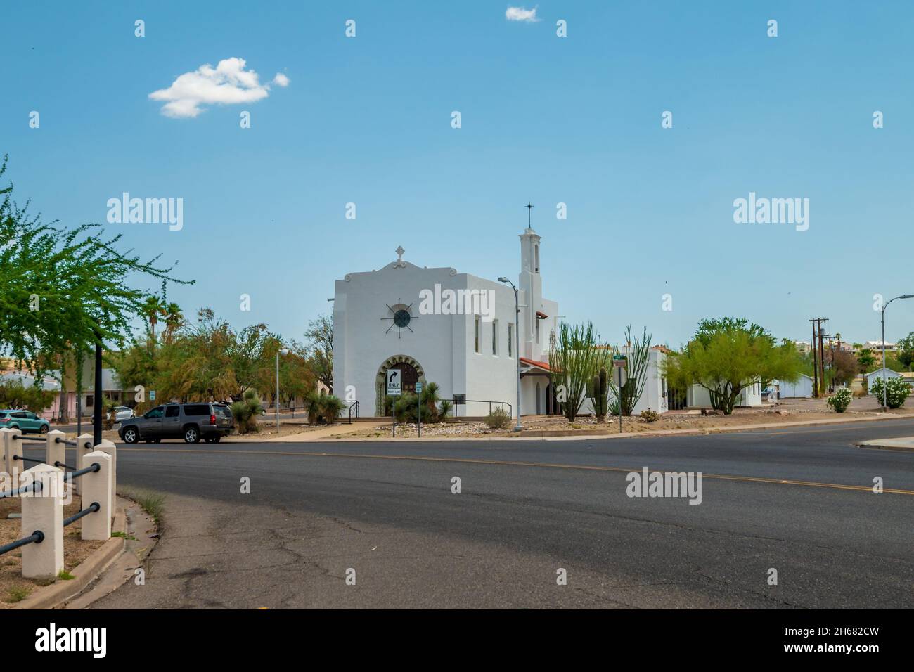 Scène de rue et église dans la ville d'Ajo, Arizona. Banque D'Images
