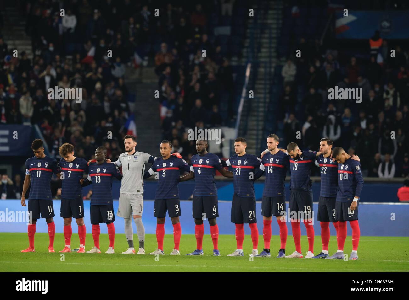 Paris, France.14 novembre 2021.Minute de silence dans les hommages des victimes des attentats de Paris le 13 novembre 2015 avant le match de qualification de la coupe du monde de la FIFA 2022 entre la France et le Kazakhstan au Stade de France.France a gagné 8:0 (Credit image: © Pierre Stevenin/ZUMA Press Wire) Banque D'Images