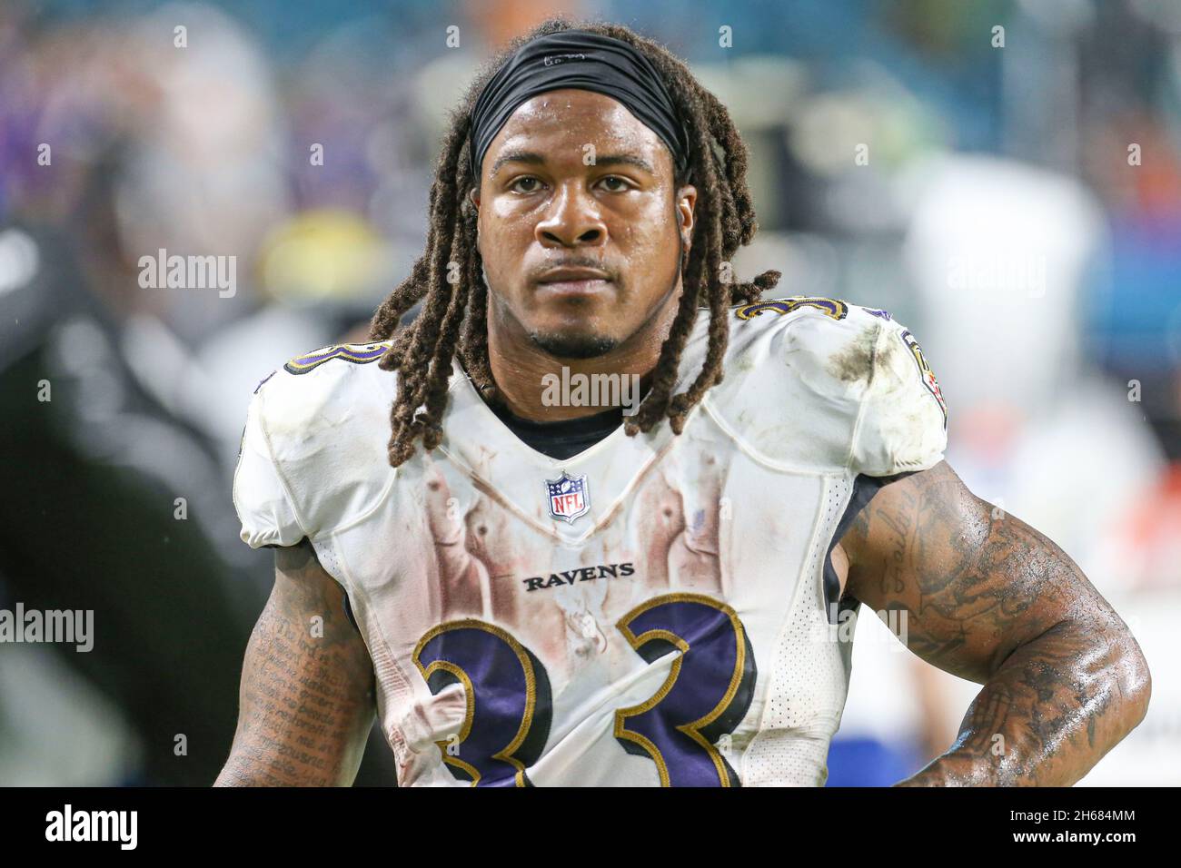 Jeudi 11 novembre 2021 ; Miami Gardens, FL USA ;Baltimore Ravens qui retourne Devonta Freeman (33) se dirige vers les vestiaires après un match de la NFL aga Banque D'Images
