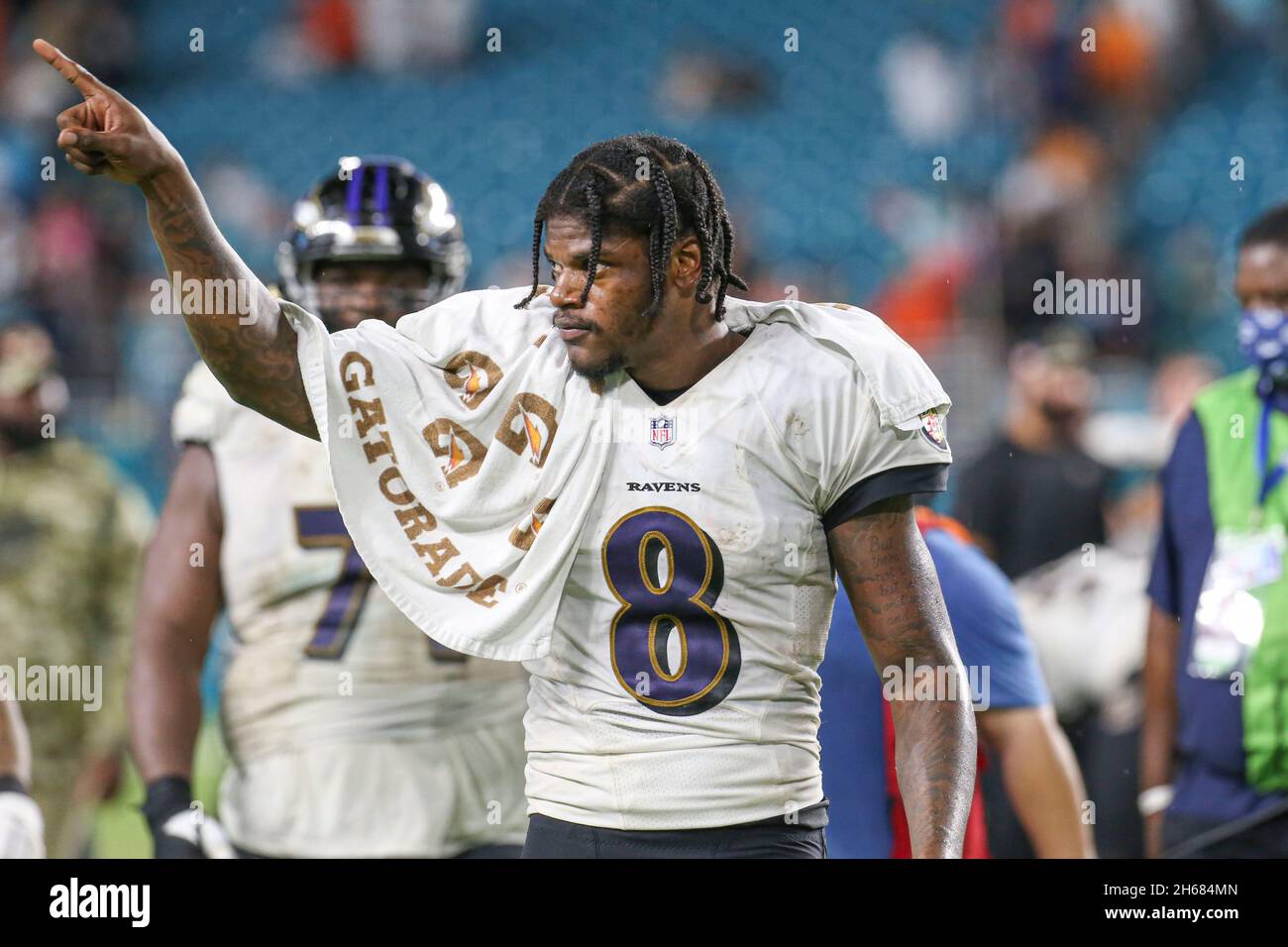 Jeudi 11 novembre 2021 ; Miami Gardens, FL USA ;Le quarterback de Baltimore Ravens Lamar Jackson (8) se dirige vers le vestiaire en pointant vers les fans Banque D'Images