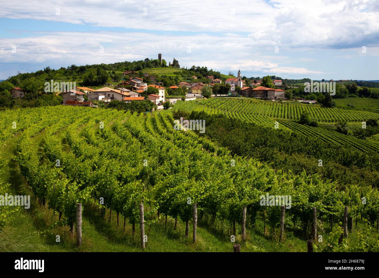Village médiéval Smartno à Goriska Brda, région de la Slovénie. Banque D'Images