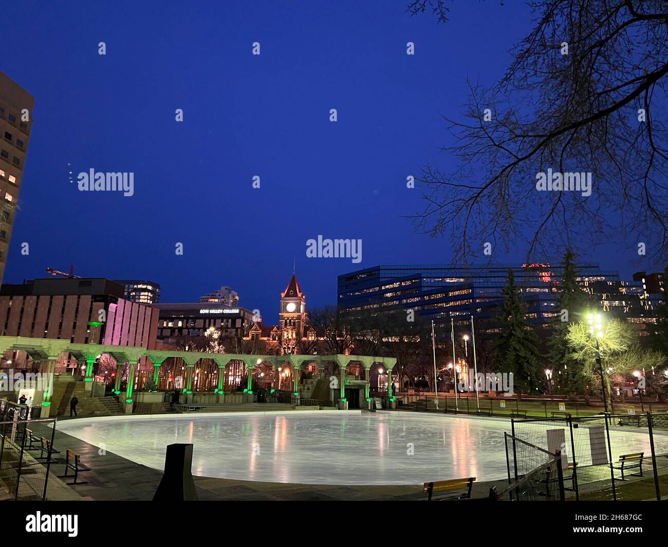 Calgary, Alberta, Canada - le 13 novembre 2021 : patinoire vide à l'Olympic Plaza, au centre-ville de Calgary, la nuit. Banque D'Images