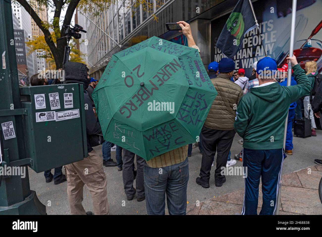 New York, États-Unis.13 novembre 2021.NEW YORK, NY - 13 NOVEMBRE : les personnes associées au groupe d'extrême droite America First assistent à une manifestation contre les vaccins devant le siège mondial de Pfizer le 13 novembre 2021 à New York.Un tribunal de circuit des États-Unis a accordé un séjour d'urgence pour arrêter temporairement l'exigence de vaccination de l'administration Biden pour les entreprises comptant 100 travailleurs ou plus, car beaucoup estiment que c'est un excès illégal.Crédit : Ron Adar/Alay Live News Banque D'Images