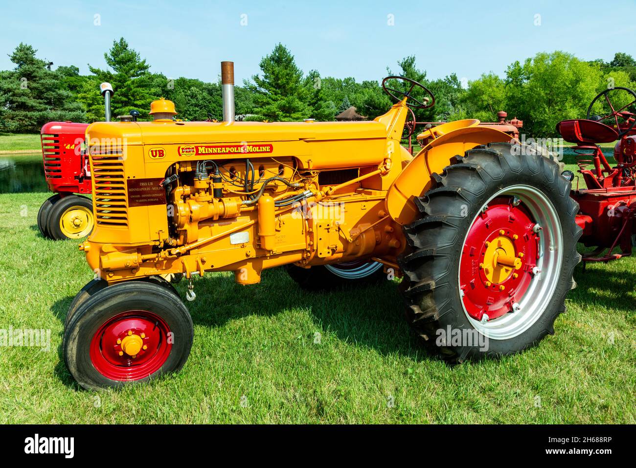 Un ancien tracteur agricole de culture en rangées de 1953 lignes Moline UB de Minneapolis, jaune, exposé lors d'un salon de tracteurs à Warren, Indiana, États-Unis. Banque D'Images