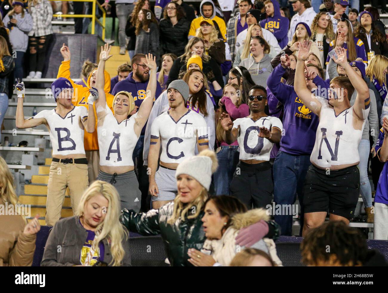 Bâton Rouge, LA, États-Unis.13 novembre 2021.Les étudiants de LSU applaudissent pendant une partie de l'action de football de la NCAA entre les Razorbacks de l'Arkansas et les Tigres de LSU au Tiger Stadium de Baton Rouge, LA.Jonathan Mailhes/CSM/Alamy Live News Banque D'Images