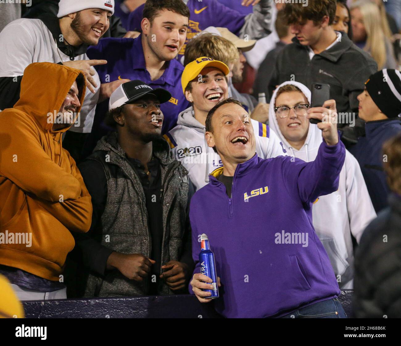 Bâton Rouge, LA, États-Unis.13 novembre 2021.Joey Chestnut, un joueur de compétition américain, prend des photos avec des fans lors du match de football NCAA entre les Razorbacks de l'Arkansas et les Tigres de la LSU au Tiger Stadium de Baton Rouge, LA.Jonathan Mailhes/CSM/Alamy Live News Banque D'Images