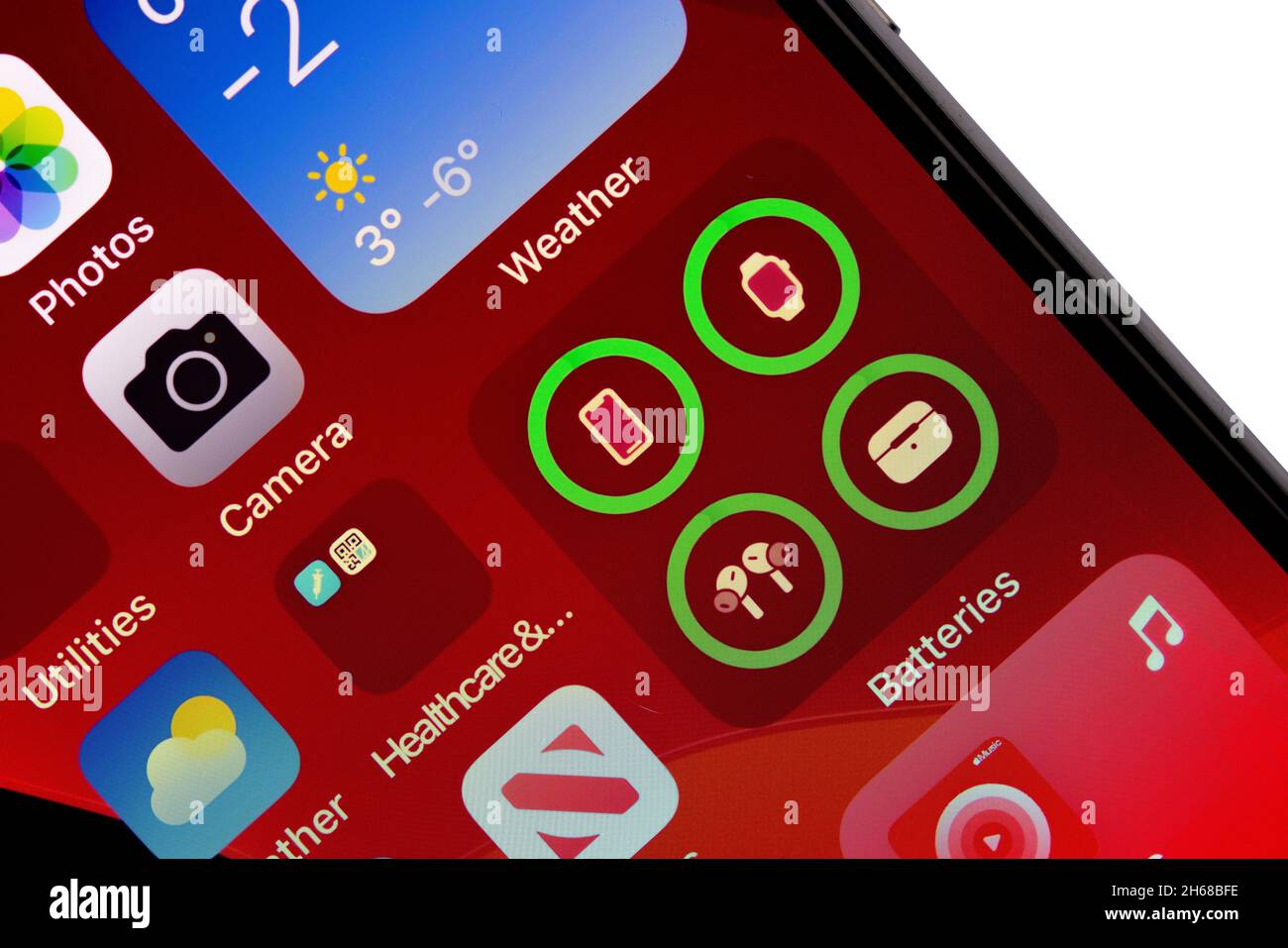 Calgary, Alberta, Canada.13 novembre 2021. Écran de l'iPhone avec le widget de la batterie montrant iPhone, Apple Watch, les casques et les écouteurs de la batterie fulling char Banque D'Images
