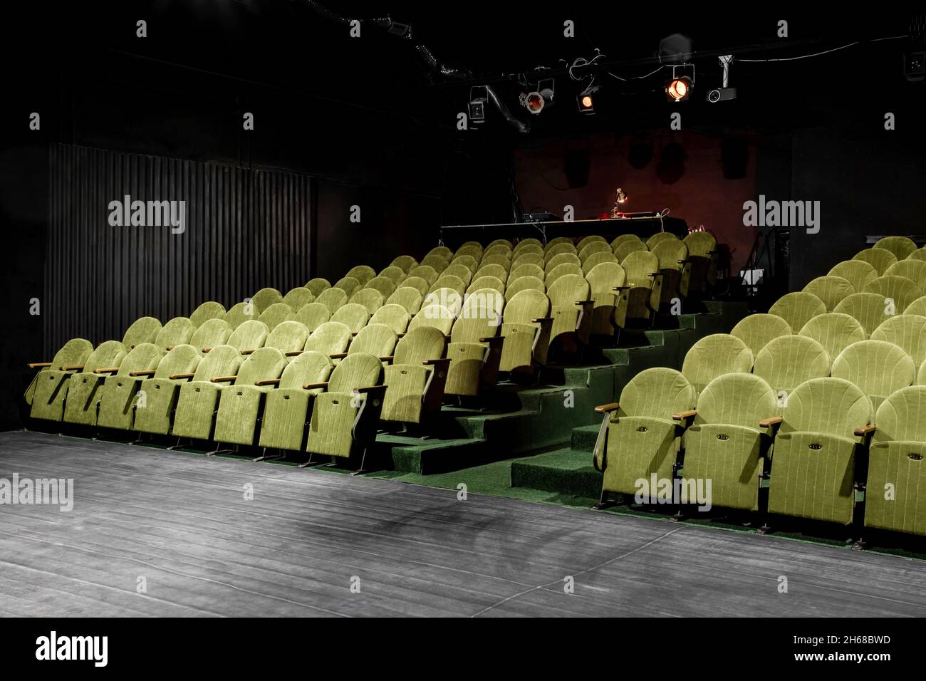 image d'un petit auditorium avec fauteuils verts Banque D'Images