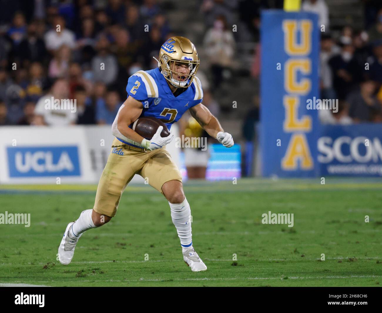 Pasadena, Californie, États-Unis.13 novembre 2021.Kyle Philips #2, grand récepteur UCLA Bruins, porte le ballon pendant le match de football NCAA entre les Bruins UCLA et les Buffaloes Colorado au Rose Bowl de Pasadena, en Californie.Crédit photo obligatoire : Charles Baus/CSM/Alay Live News Banque D'Images