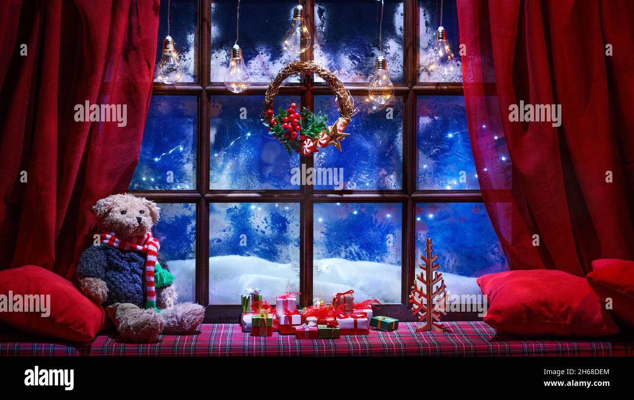 arrière-plan intérieur de noël confortable avec seuil de fenêtre éclairé par des lumières et jouet ours en peluche Banque D'Images