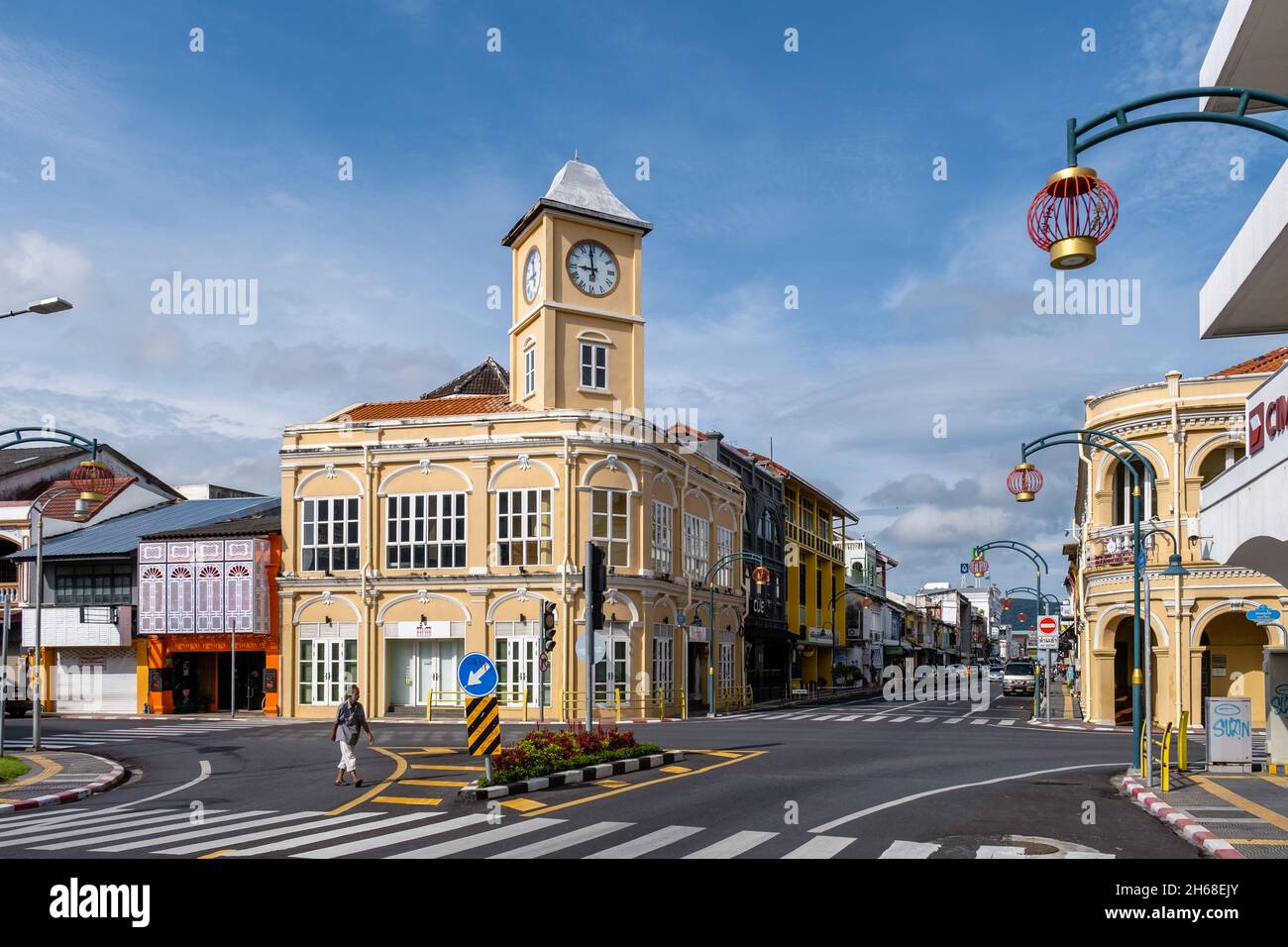 Phuket Thaïlande 2021 novembre, la vieille ville de Phuket une matinée ensoleillée avec des bâtiments colorés rue dans le style portugais Romani dans la ville de Phuket.Aussi appelé Chinatown ou la vieille ville. Les gens dans la rue dans la vieille ville Banque D'Images