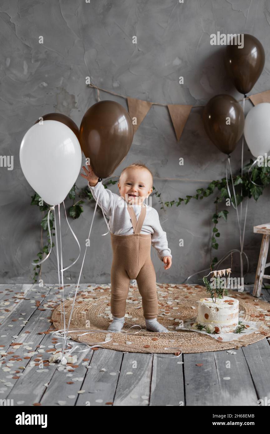 1er Anniversaire Bebe Debout Avec Des Ballons Et Un Delicieux Gateau Sur Le Sol Decoration De Vacances Dans Le Style Rustique Fond Gris Lieu Pour Le Texte Photo Stock Alamy