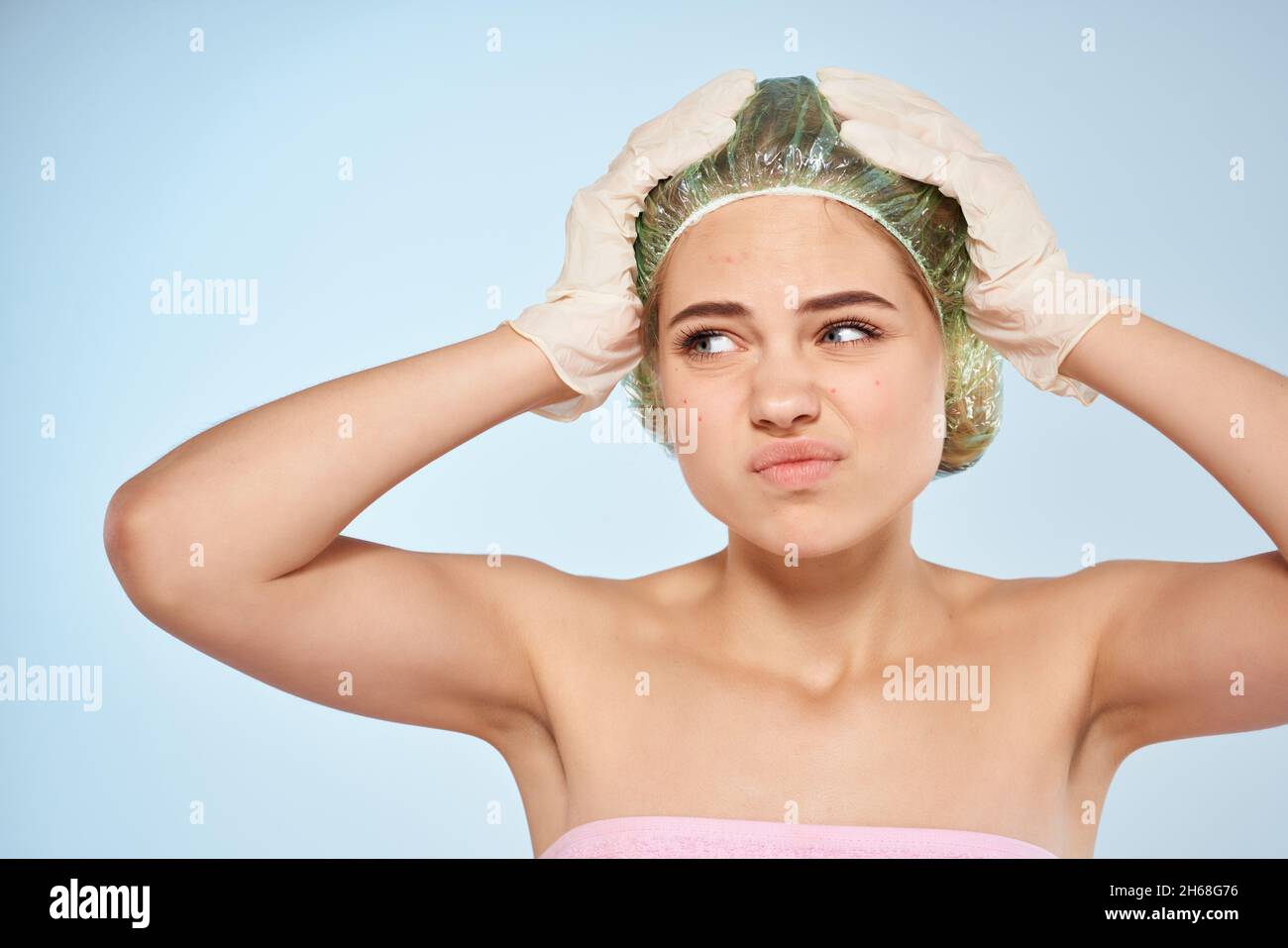 belle femme bonnet de douche acné sur le fond de lumière de visage Photo  Stock - Alamy