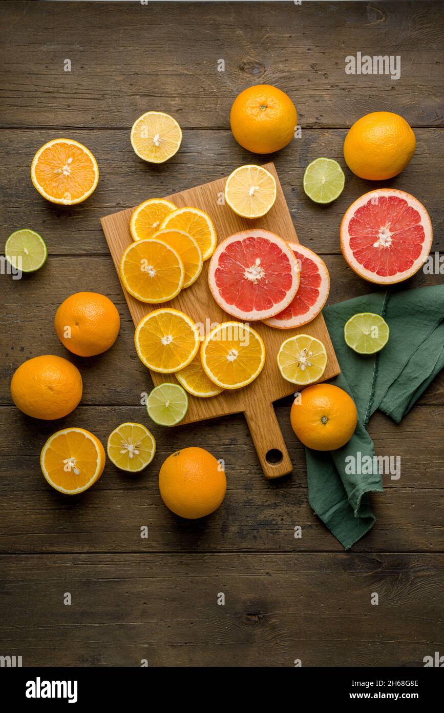 Oranges de vitamines fraîches juteuses, pamplemousses, limes, citrons sur  panneau de bois.Agrumes coupés en deux.Variation de mandarine en tranches  mélangée aigre.Tropi exotique coloré Photo Stock - Alamy