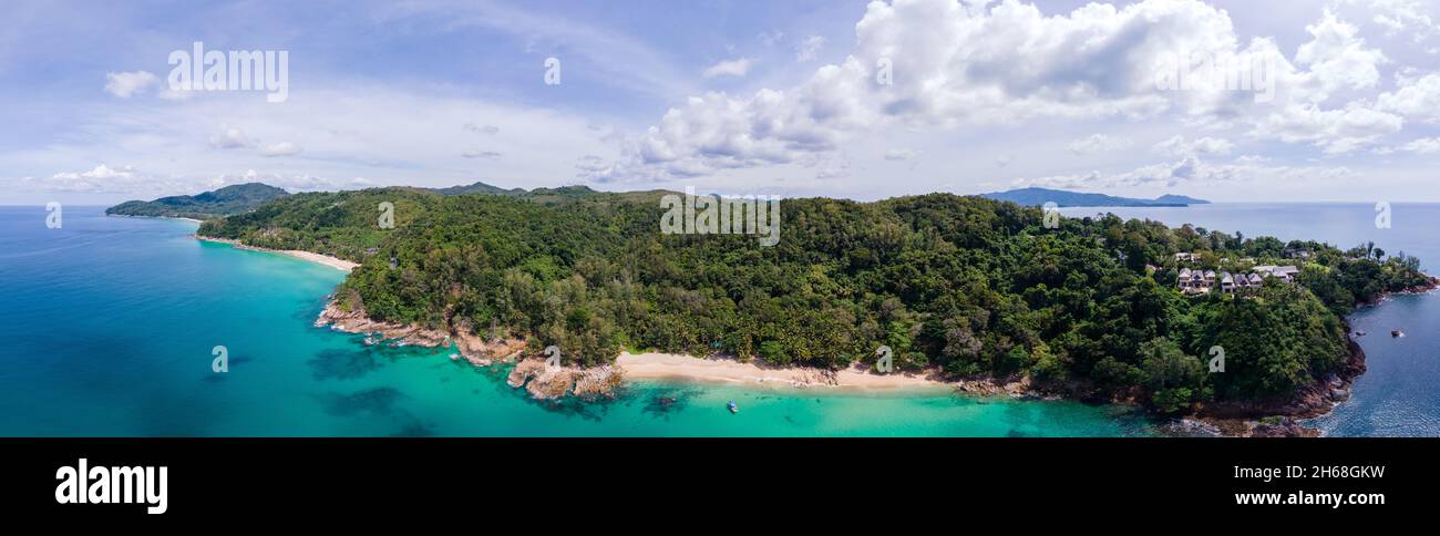 Banana Beach, Phuket, Thaïlande, Une belle plage tropicale avec des palmiers sur l'île de Phuket, Thaïlande, situé à Choeng Thale, Thalang, couple homme et femme à mi-âge en vacances en Thaïlande Banque D'Images