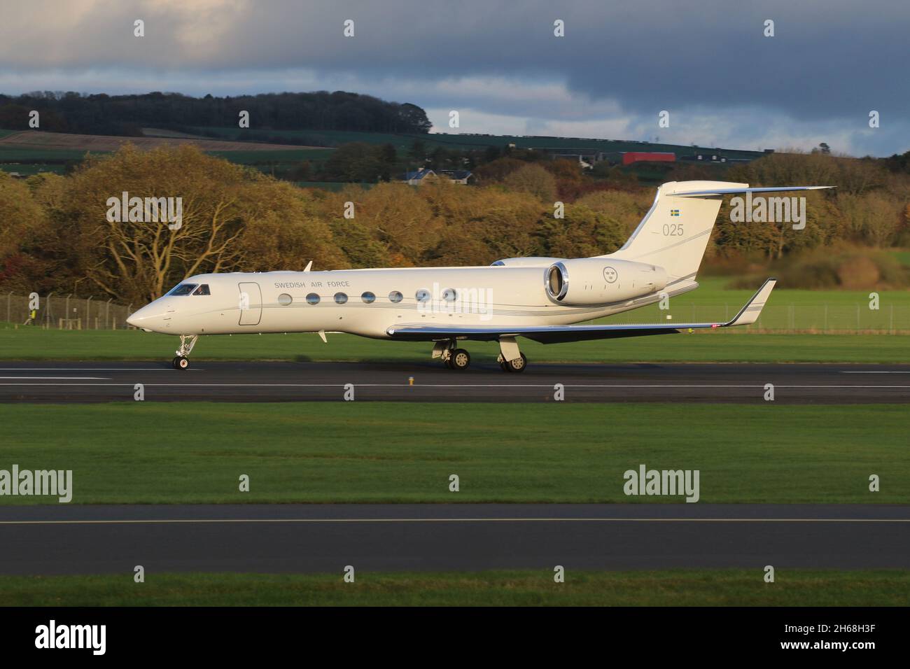 102005, un Gulfstream Aerospace Tp102D exploité par la Swedish Air Force dans un rôle de transport VIP, au départ de l'aéroport international de Prestwick à Ayrshire, en Écosse.L'avion était en Écosse pour amener des délégués suédois à la conférence COP26 sur le changement climatique qui s'est tenue à Glasgow, à proximité. Banque D'Images