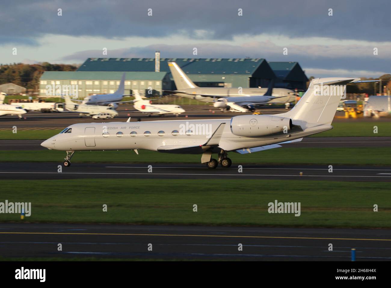 102005, un Gulfstream Aerospace Tp102D exploité par la Swedish Air Force dans un rôle de transport VIP, au départ de l'aéroport international de Prestwick à Ayrshire, en Écosse.L'avion était en Écosse pour amener des délégués suédois à la conférence COP26 sur le changement climatique qui s'est tenue à Glasgow, à proximité. Banque D'Images