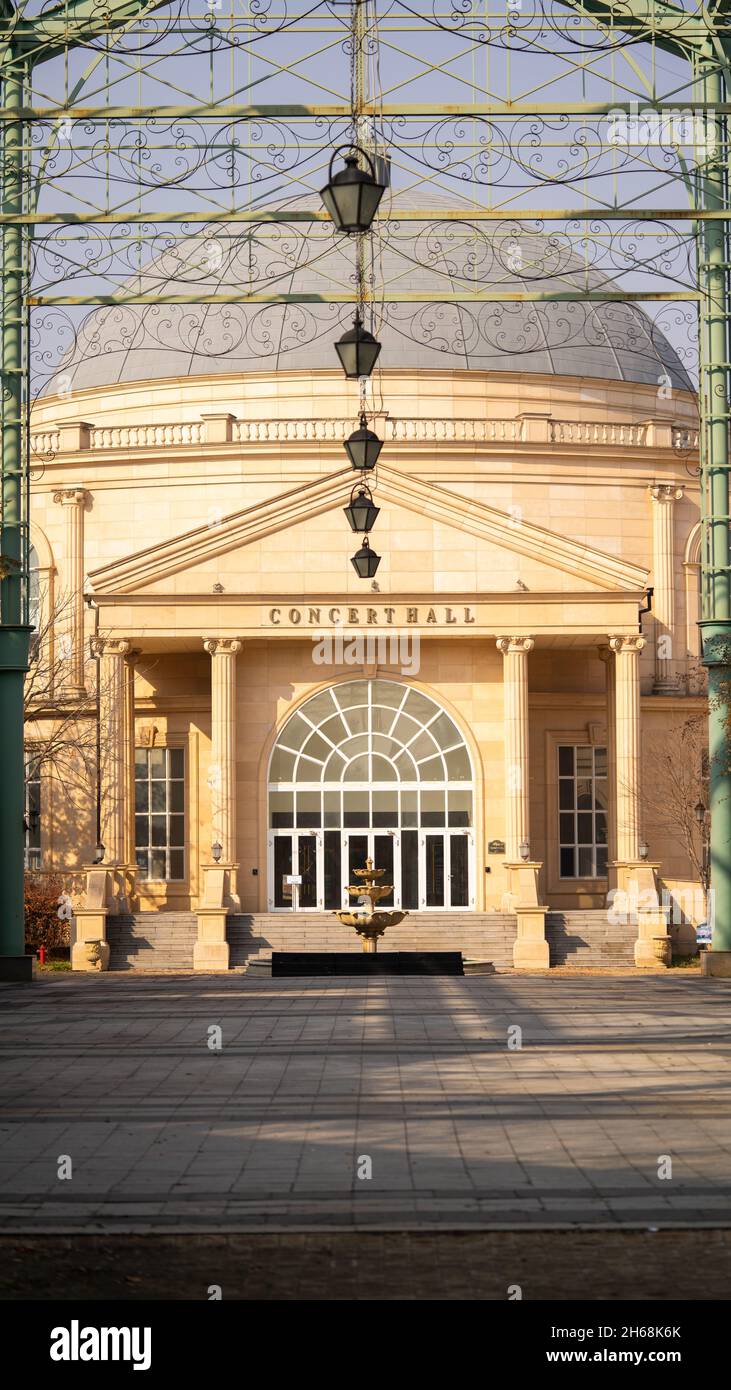 Un chemin vers un grand bâtiment dans le parc. Un parc dans la ville de Corée du Sud. Un chemin vers un grand bâtiment dans la lumière du jour du matin Banque D'Images