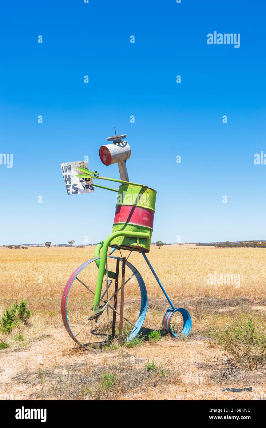 Exposition originale d'un cheval sur une Pennyfarthing le long de la Tin Horse Highway, Kulin, The Wheatbelt, Australie occidentale, WA,Australie Banque D'Images