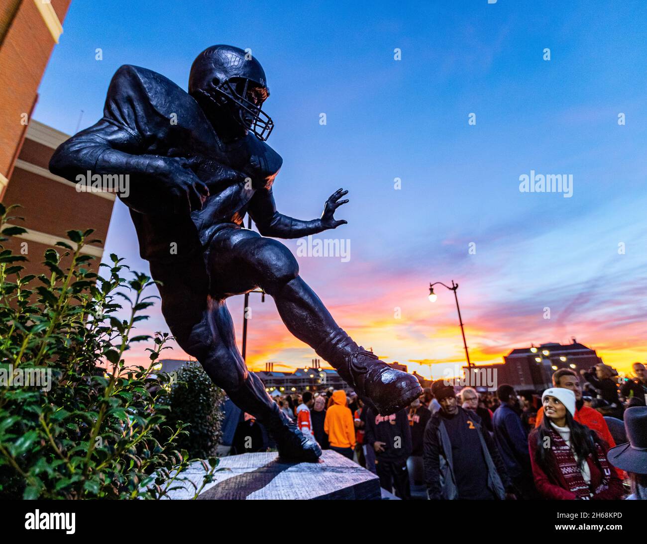 Stillwater, Oklahoma, États-Unis.13 novembre 2021.La statue de Barry Sanders a été dévoilée devant une mer de fans avant le match de football des États de l'Oklahoma à nouveau les grenouilles à cornes de la TCU le samedi 13 novembre 2021 au stade Boone Pickens à Stillwater, Oklahoma.(Image de crédit : © Nicholas Rutledge/ZUMA Press Wire) Banque D'Images