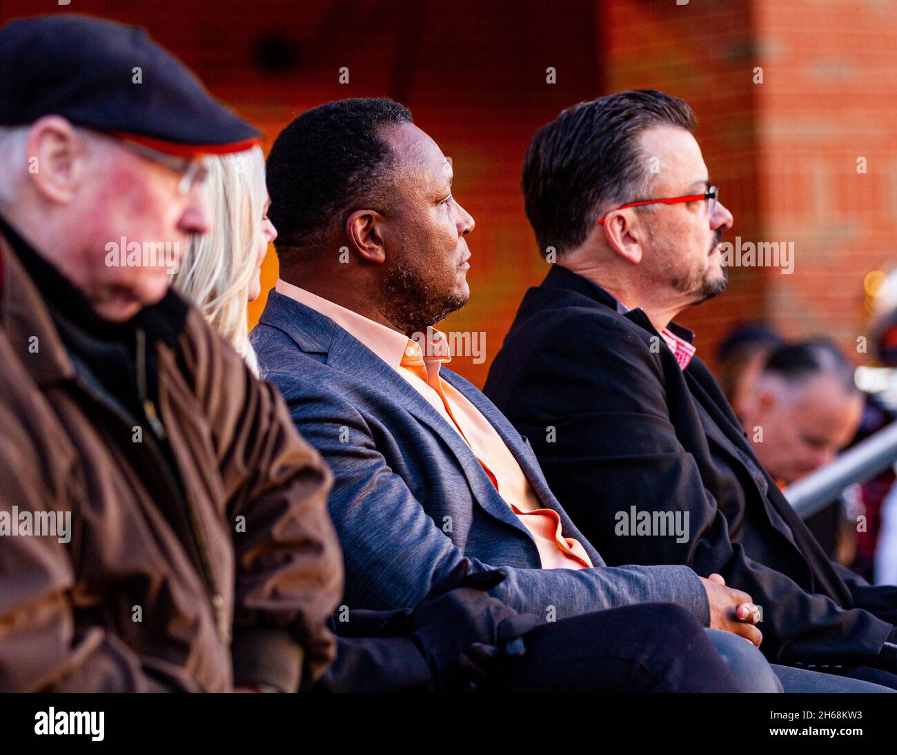 Stillwater, Oklahoma, États-Unis.13 novembre 2021.Barry Sanders écoute les paroles que l'entraîneur Mike Gundy parle de lui lors du dévoilement de la statue de SanderÃs devant le stade Boone Pickens à Stillwater, Oklahoma, le samedi 13 novembre 2021.(Image de crédit : © Nicholas Rutledge/ZUMA Press Wire) Banque D'Images