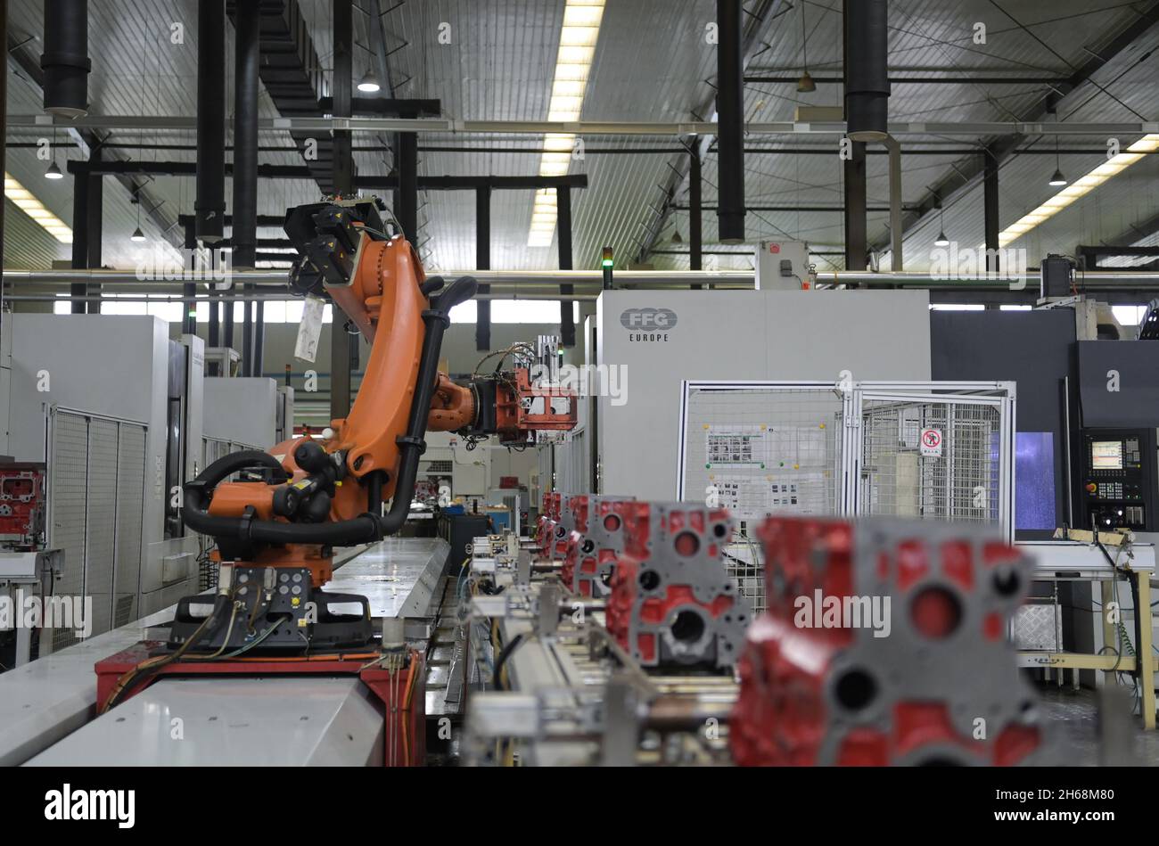 Chuzhou, province chinoise d'Anhui.7 novembre 2021.Des bras robotisés sont vus à l'œuvre sur une chaîne de production de pièces automobiles à Chuzhou, dans la province d'Anhui, en Chine orientale, le 7 novembre 2021.Chuzhou soutient activement la restructuration et la modernisation du secteur des pièces automobiles de la ville, l'une de ses industries piliers.Les fabricants locaux de pièces automobiles ont cherché à rendre la production plus intelligente et plus écologique.Cela a augmenté la productivité tout en réduisant la consommation d'énergie et les émissions de pollution.Credit: Han Xu/Xinhua/Alay Live News Banque D'Images