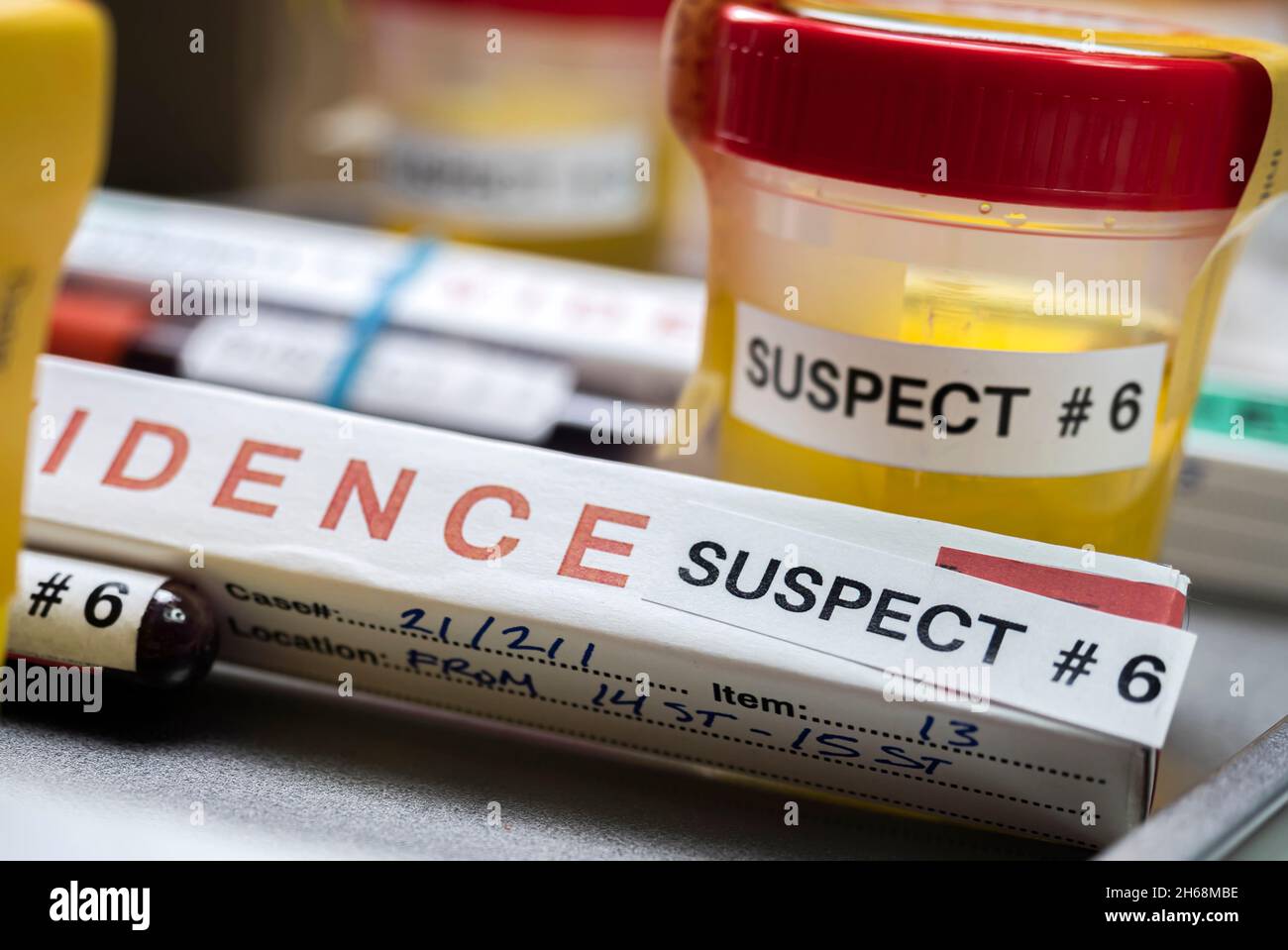Divers conteneurs avec urine humaine, laboratoire de crime, suspects de meurtre étiquetés sur chaque image conceptuelle Banque D'Images