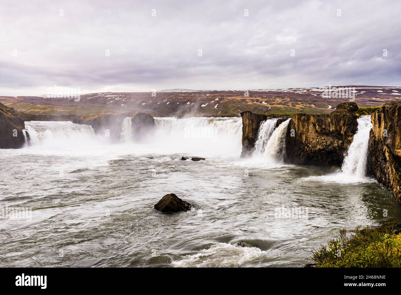 La puissante cascade Godafoss, près de Laugar, au nord de l'Islande Banque D'Images