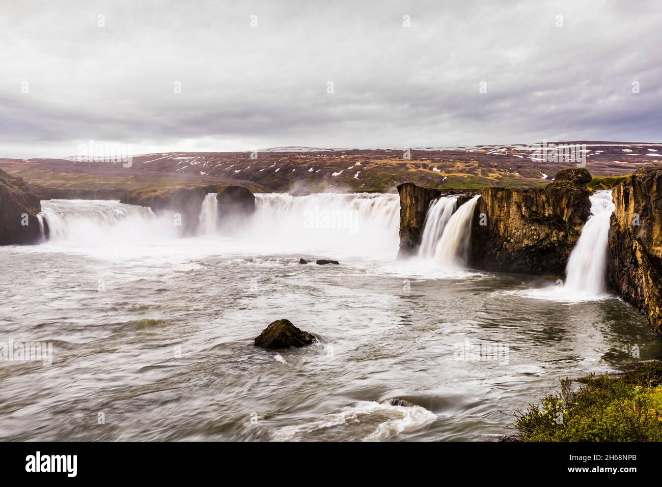 Longue exposition à la puissante cascade Godafoss, près de Laugar, au nord de l'Islande Banque D'Images