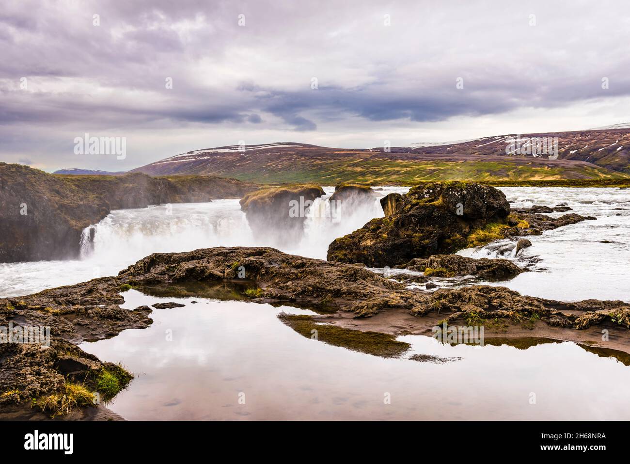 Panorama à la puissante cascade Godafoss, près de Laugar, au nord de l'Islande Banque D'Images