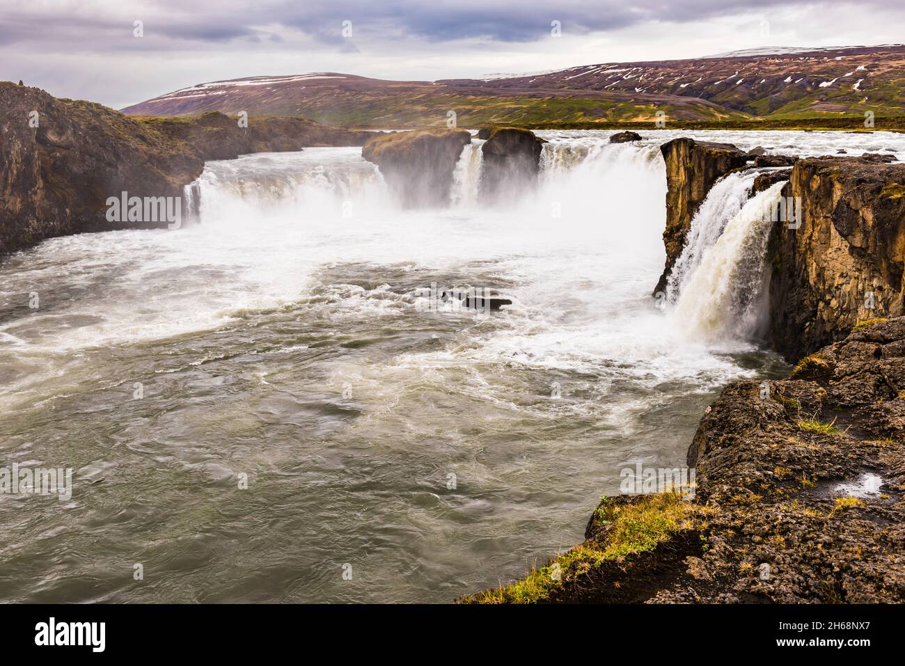 La majestueuse cascade de Godafoss, près de Laugar, au nord de l'Islande Banque D'Images