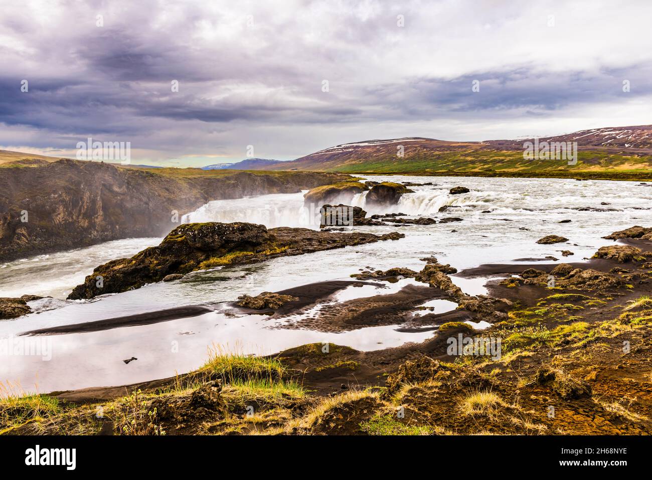 Vue panoramique sur la puissante cascade Godafoss, près de Laugar, au nord de l'Islande Banque D'Images